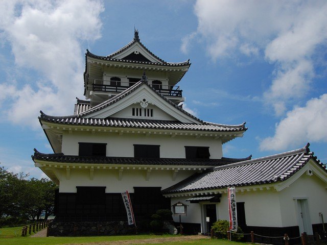 館山城の天守(夏)