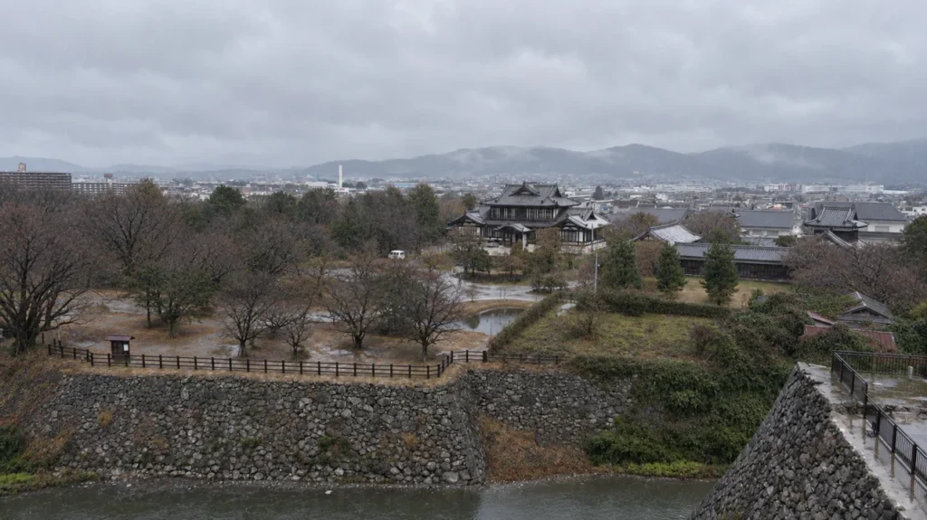 大和郡山城の天守台から見おろす郡山の町