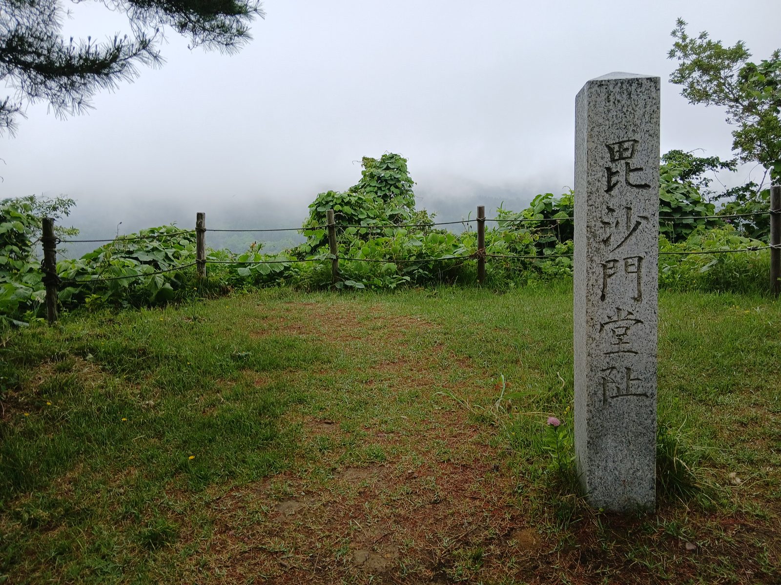 春日山城跡の毘沙門堂跡
