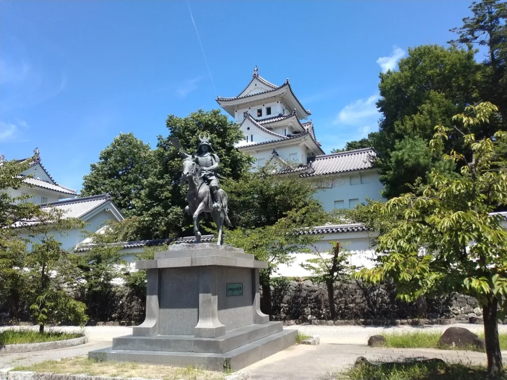 大垣城の天守と戸田氏鉄の騎馬像