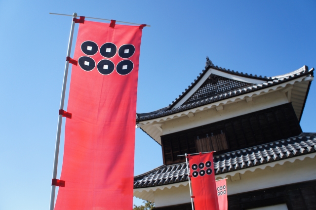 六文銭ののぼりがはためく上田城の櫓
