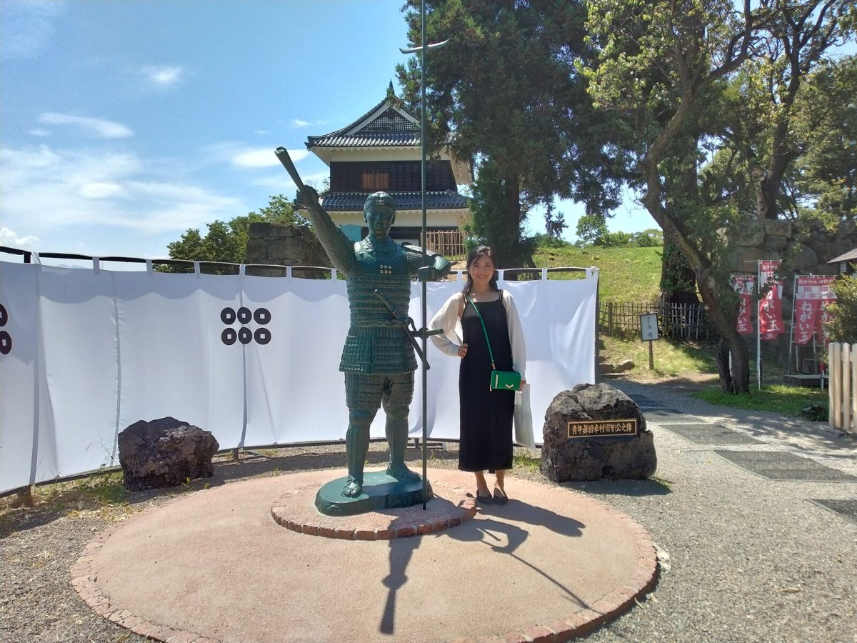 上田城跡の青年真田幸村公の像